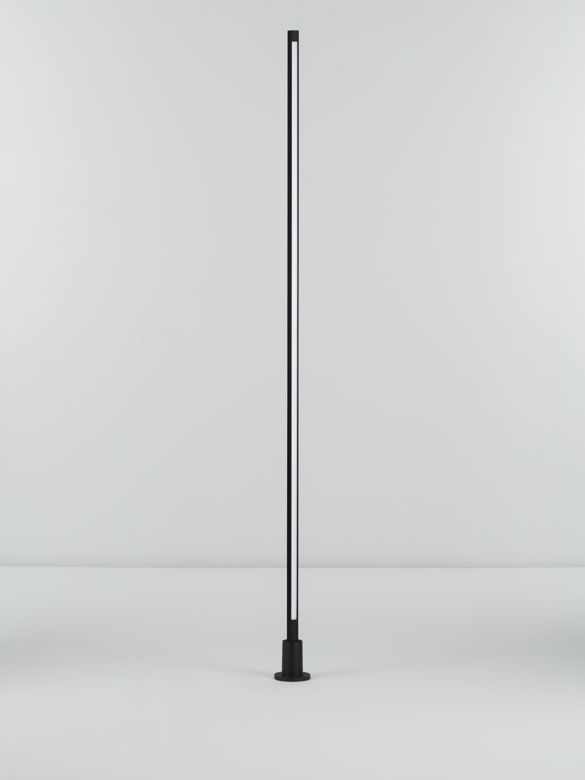 STRIPE | L 2.2 W 2.2 H 160 cm | 14 W | 3000 K | 565 lm | IP65 | Black | Aluminum
