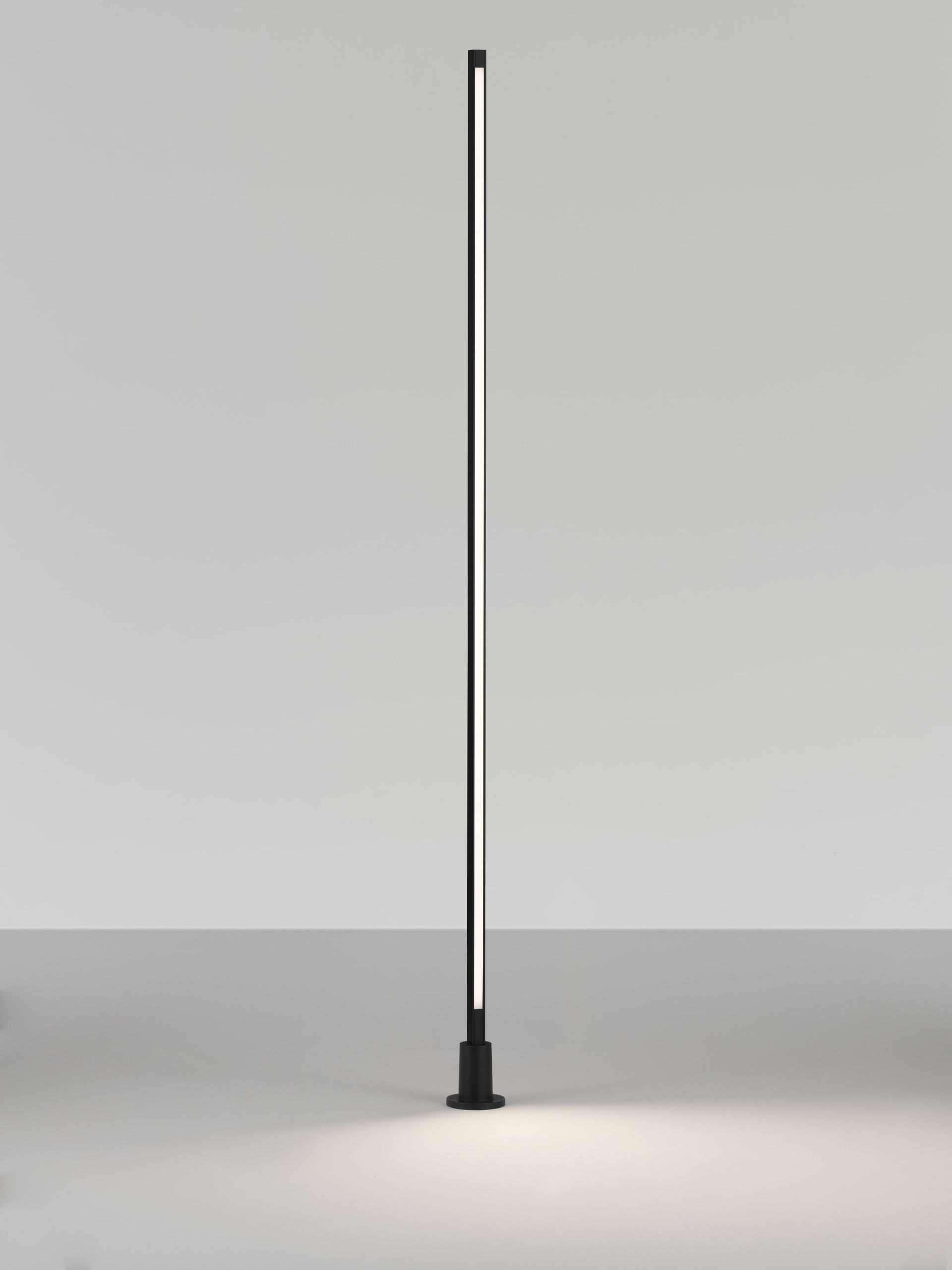 STRIPE | L 2.2 W 2.2 H 160 cm | 14 W | 3000 K | 565 lm | IP65 | Black | Aluminum