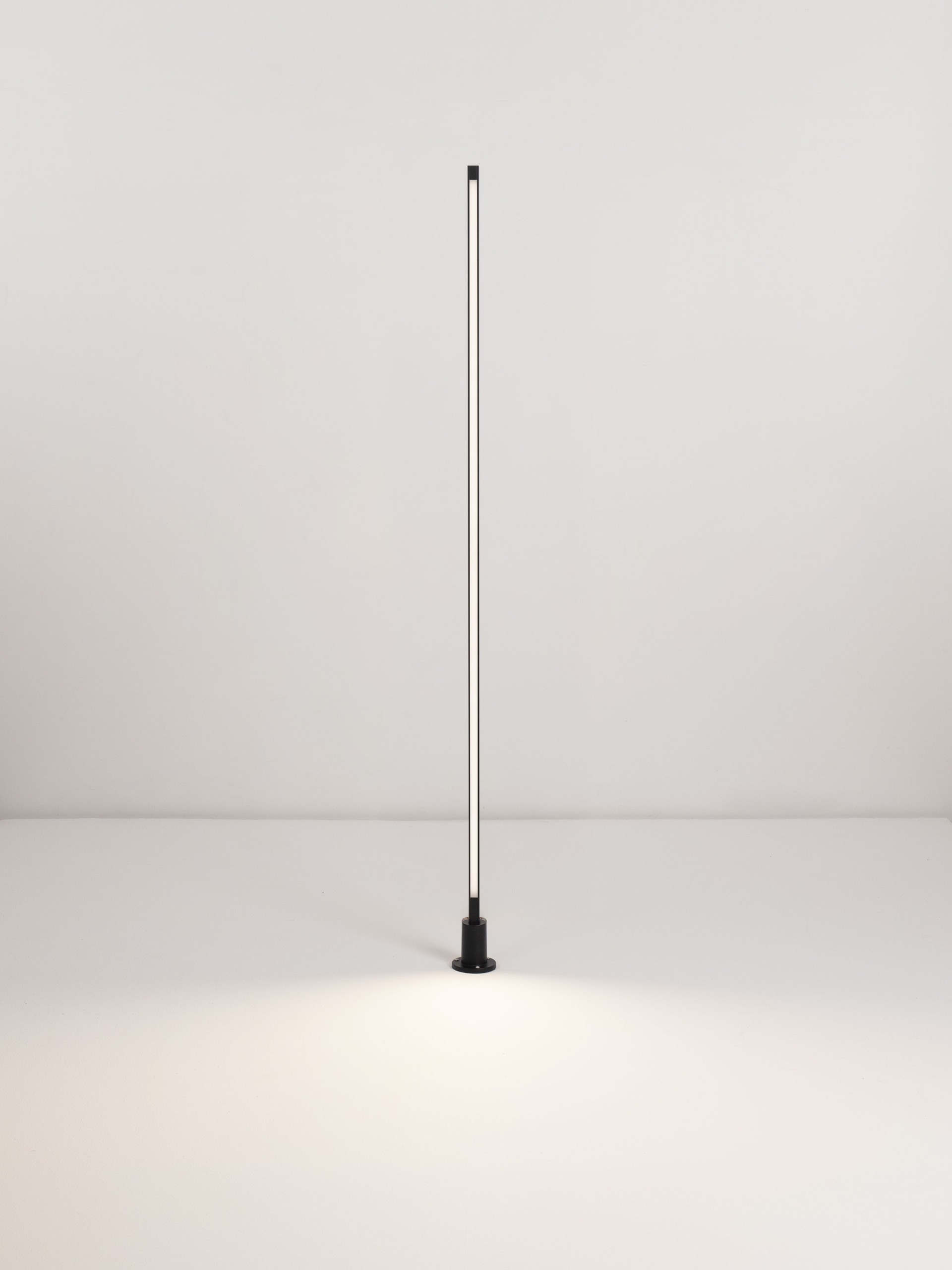 STRIPE | L 2.2 W 2.2 H 160 cm | 14 W | 3000 K | 565 lm | IP65 | Black | Aluminum