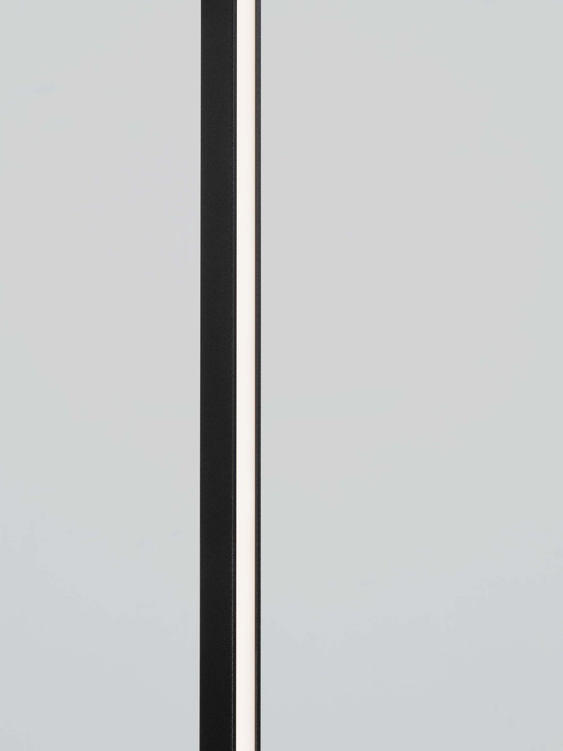 STRIPE | L 2.2 W 2.2 H 160 cm | 14 W | 3000 K | 565 lm | IP65 | Black | Aluminum