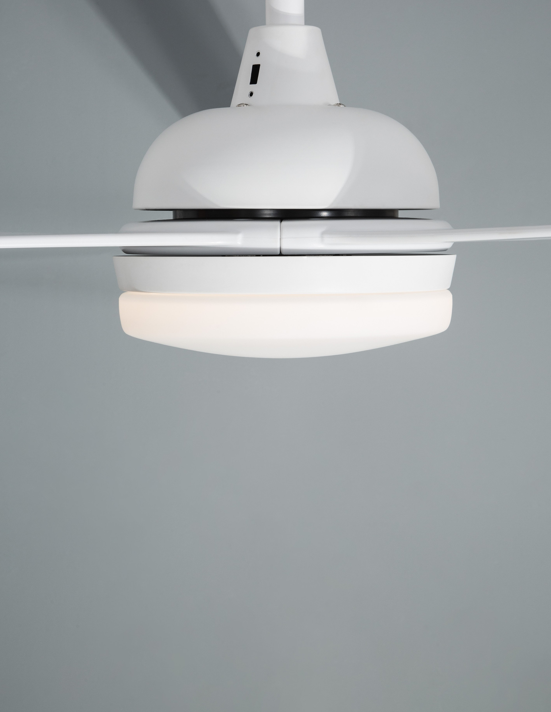 FLOW | D 152 cm | 18 W | 3000 K | 650 lm | IP20 | White | Steel/Glass