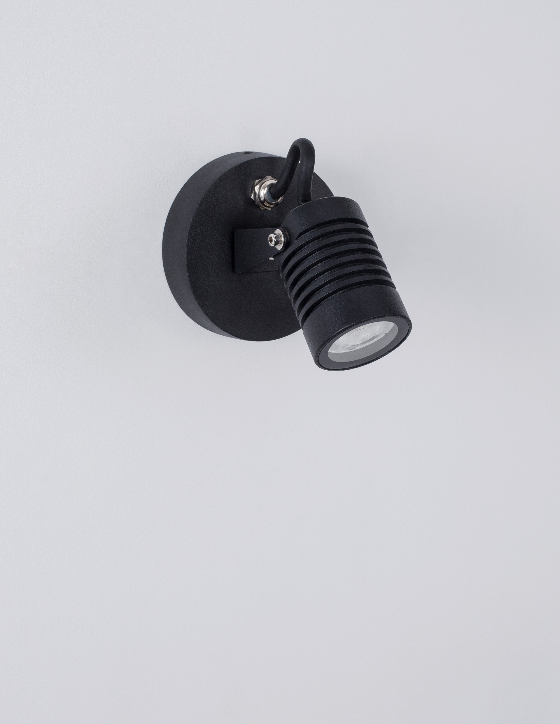 FEND | W 5 H 12 D 7 cm | 5 W | 3000 K | 378 lm | IP65 | Black | Aluminum