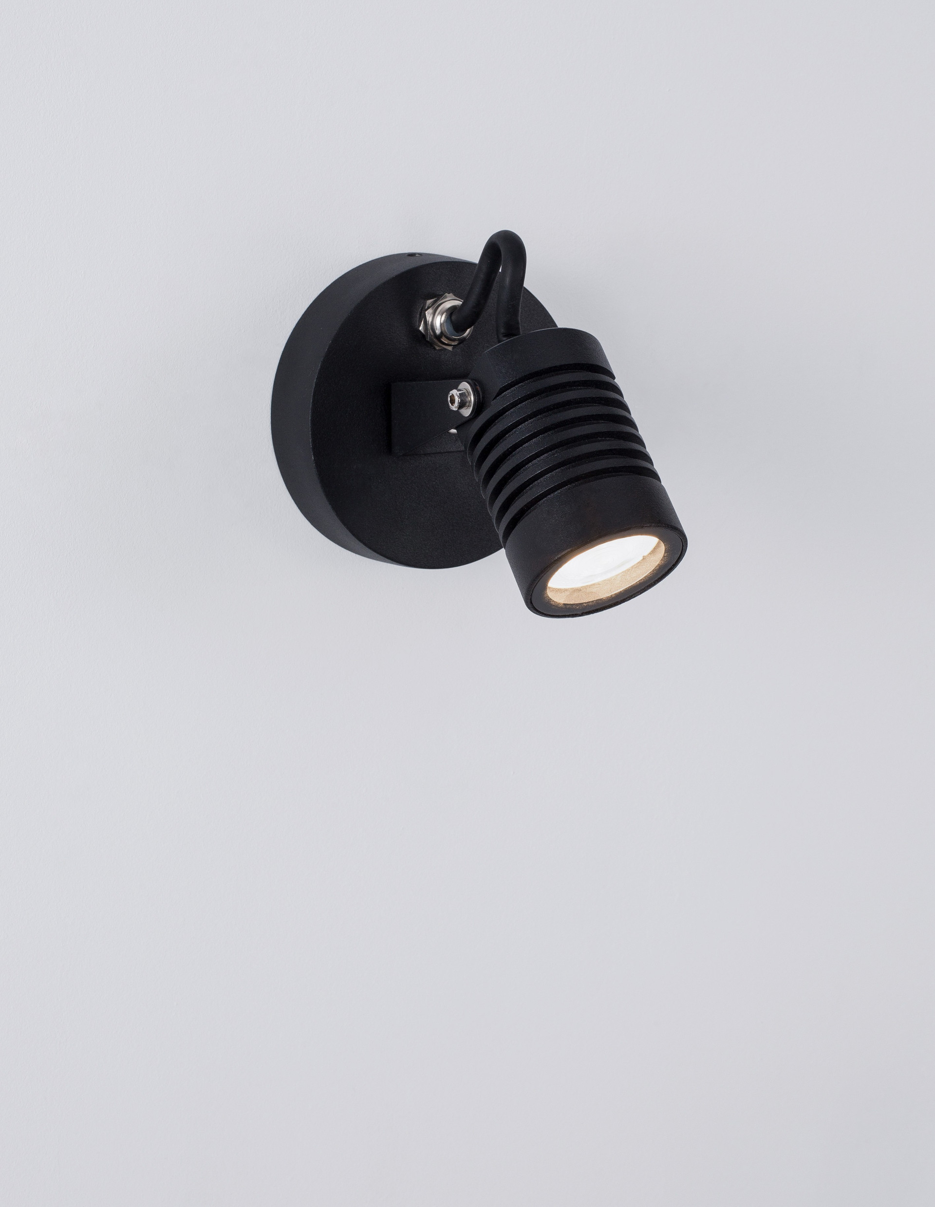 FEND | W 5 H 12 D 7 cm | 5 W | 3000 K | 378 lm | IP65 | Black | Aluminum