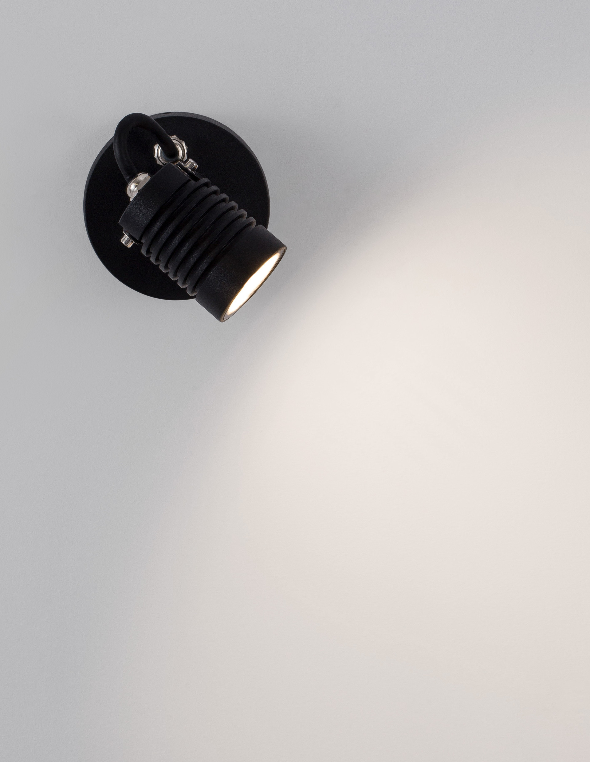 FEND | W 5 H 12 D 7 cm | 5 W | 3000 K | 378 lm | IP65 | Black | Aluminum