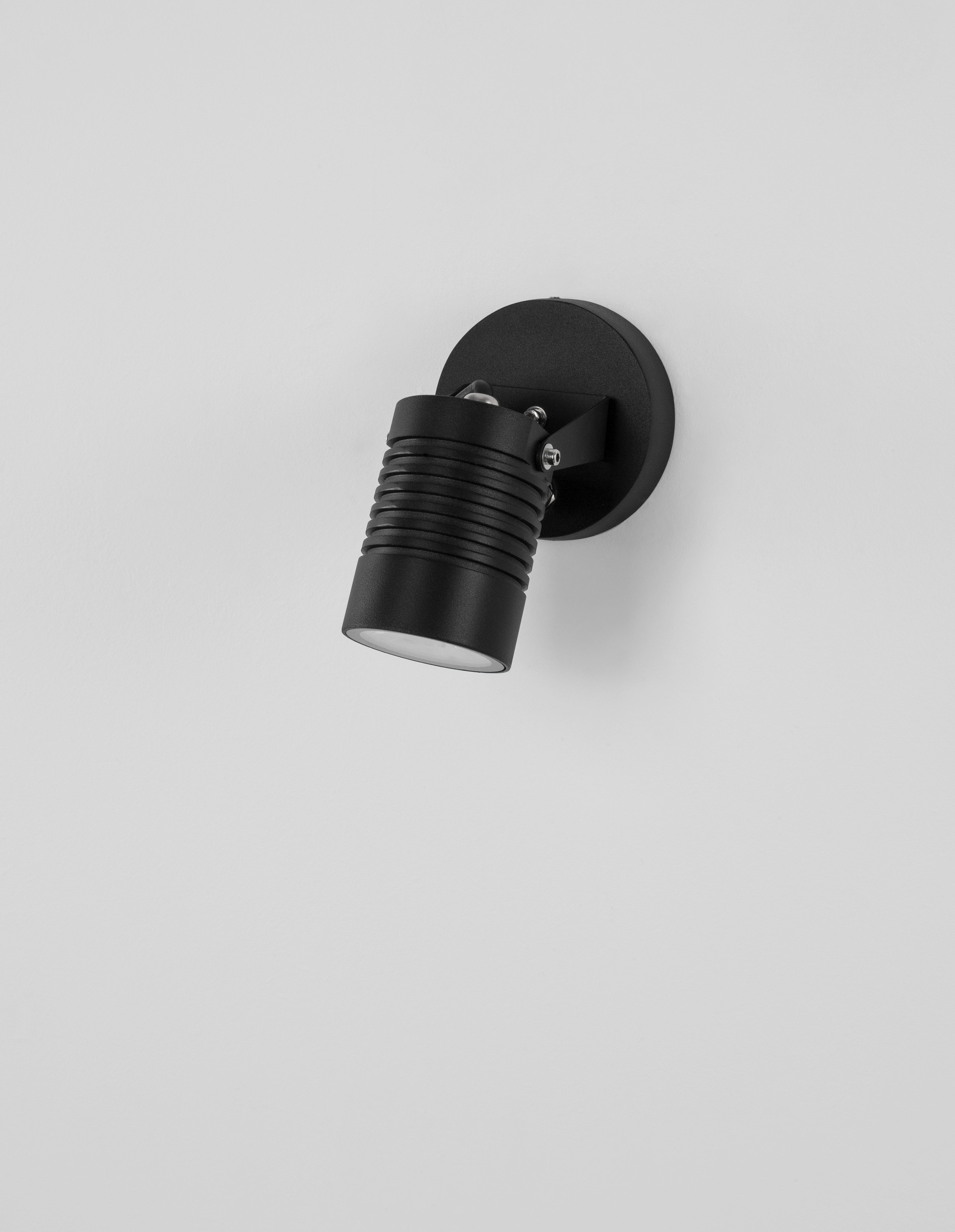 FEND | W 6.5 H 15 D 9 cm | 10 W | 3000 K | 742 lm | IP65 | Black | Aluminum