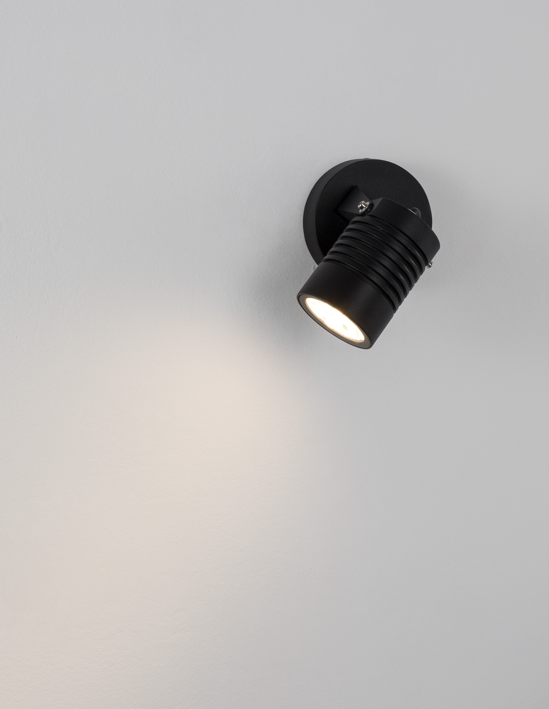 FEND | W 6.5 H 15 D 9 cm | 10 W | 3000 K | 742 lm | IP65 | Black | Aluminum