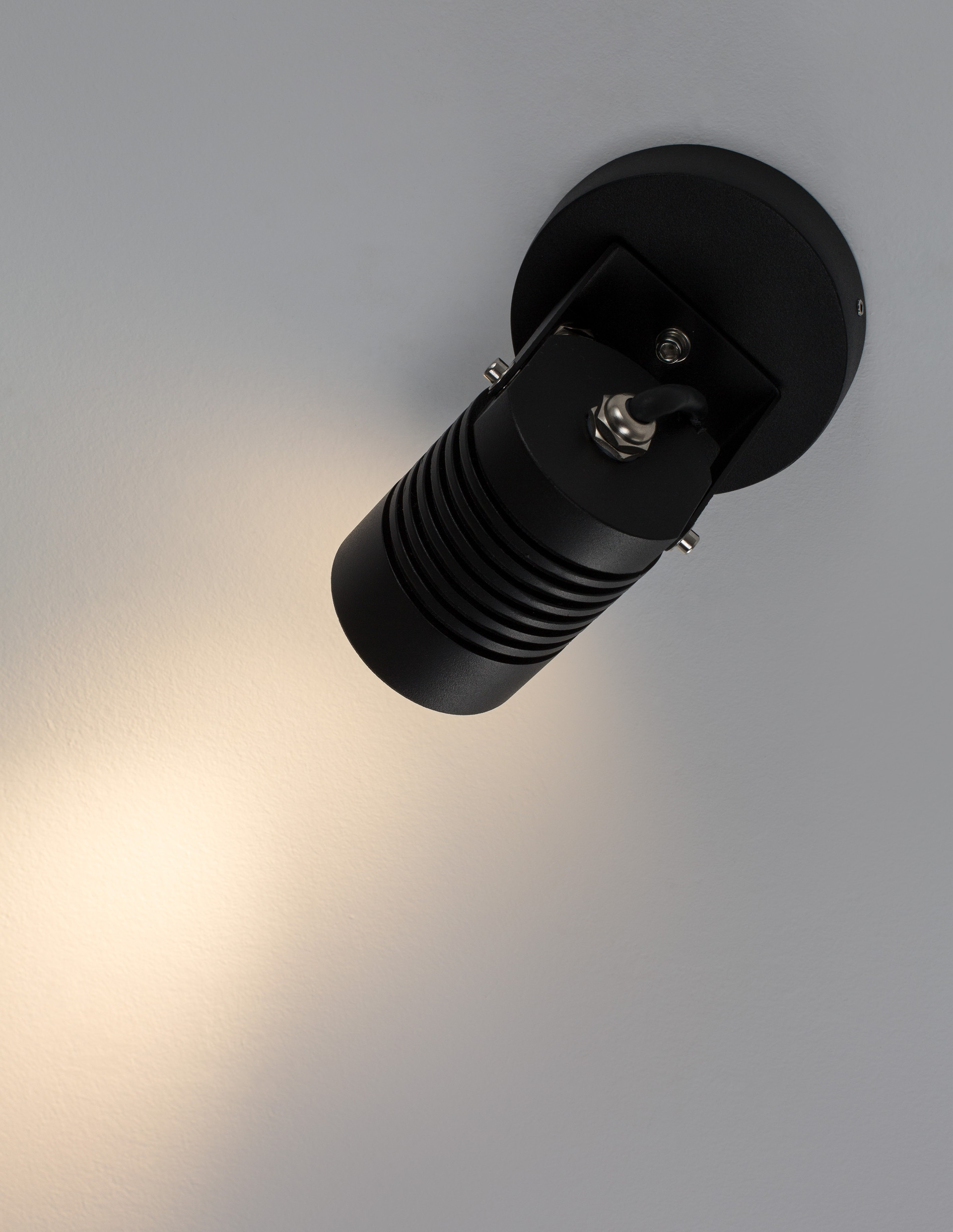 FEND | W 6.5 H 15 D 9 cm | 10 W | 3000 K | 742 lm | IP65 | Black | Aluminum